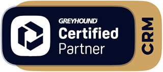 Partner-Badge mit dunkelblauem Hintergrund und goldener Umrandung. Links ist ein weiĂes Symbol in WĂŒrfelform abgebildet, das fĂŒr GREYHOUND steht. Rechts daneben steht der Text: âGREYHOUND Certified Partnerâ. Auf dem goldenen Rand rechts befindet sich senkrecht das KĂŒrzel âCRMâ, das auf die Spezialisierung auf Customer Relationship Management hinweist.